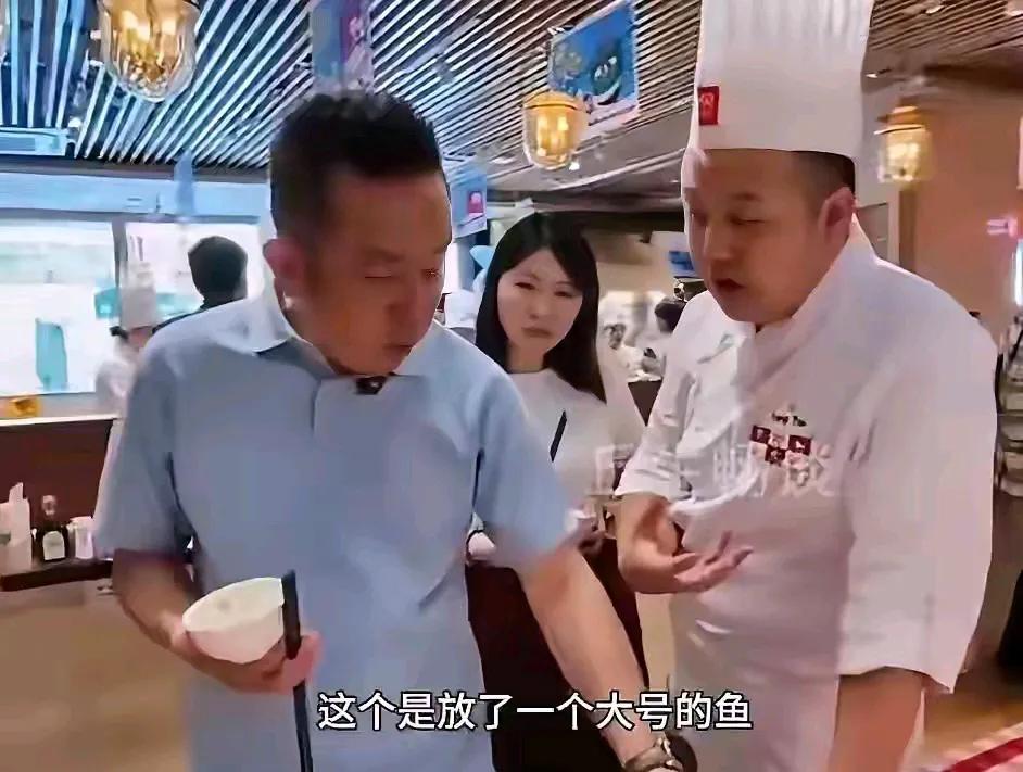 西贝菜品品鉴会上，贾老总端个碗面对几十道菜，只吃了一口现炒的鸡蛋和听说是鲜炒的大