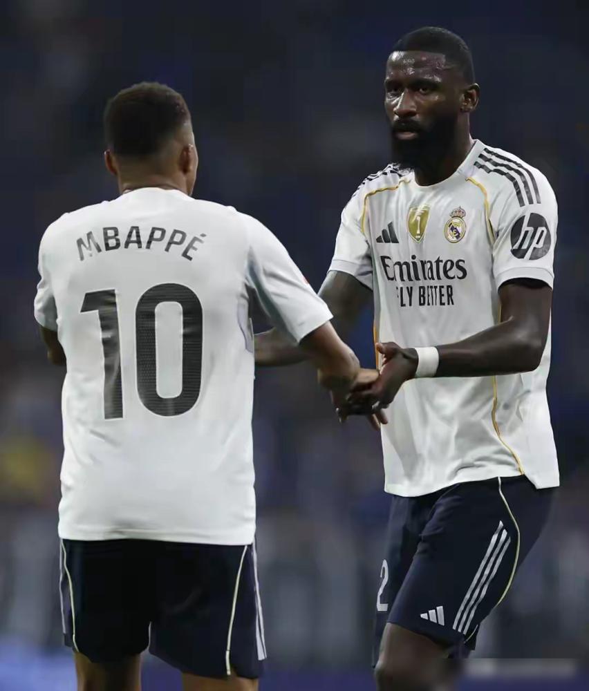 87分钟裁判掏出红牌把抱球拖拉时间的卡马文加赶出场外，安切洛蒂的指甲绝对狠狠掐进