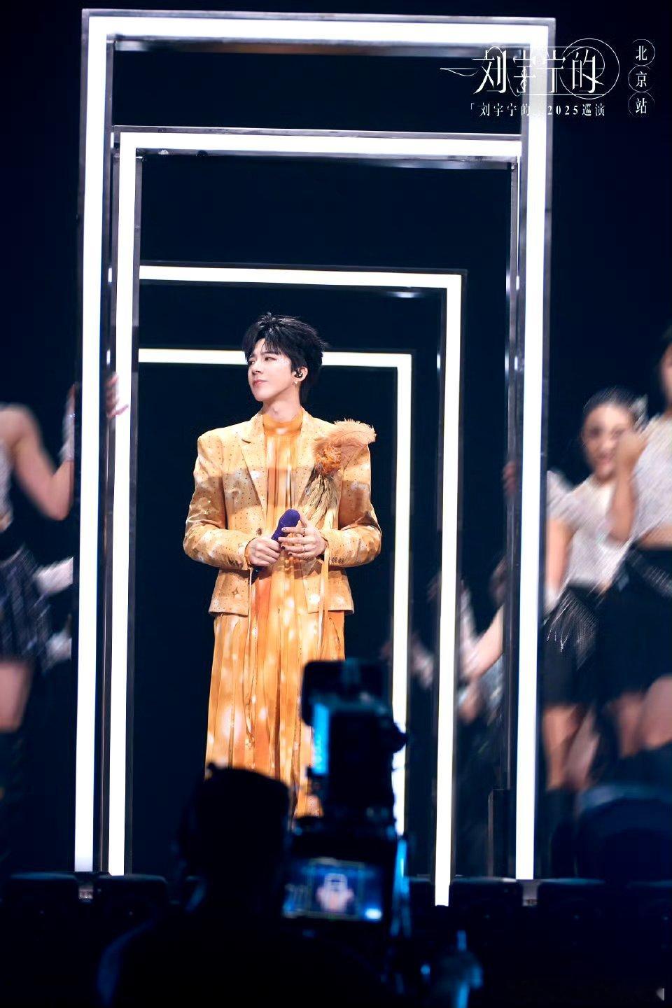 || 不管时间怎么流逝，只要你转身，便会看到我们在你的身后，不离不弃。刘宇宁