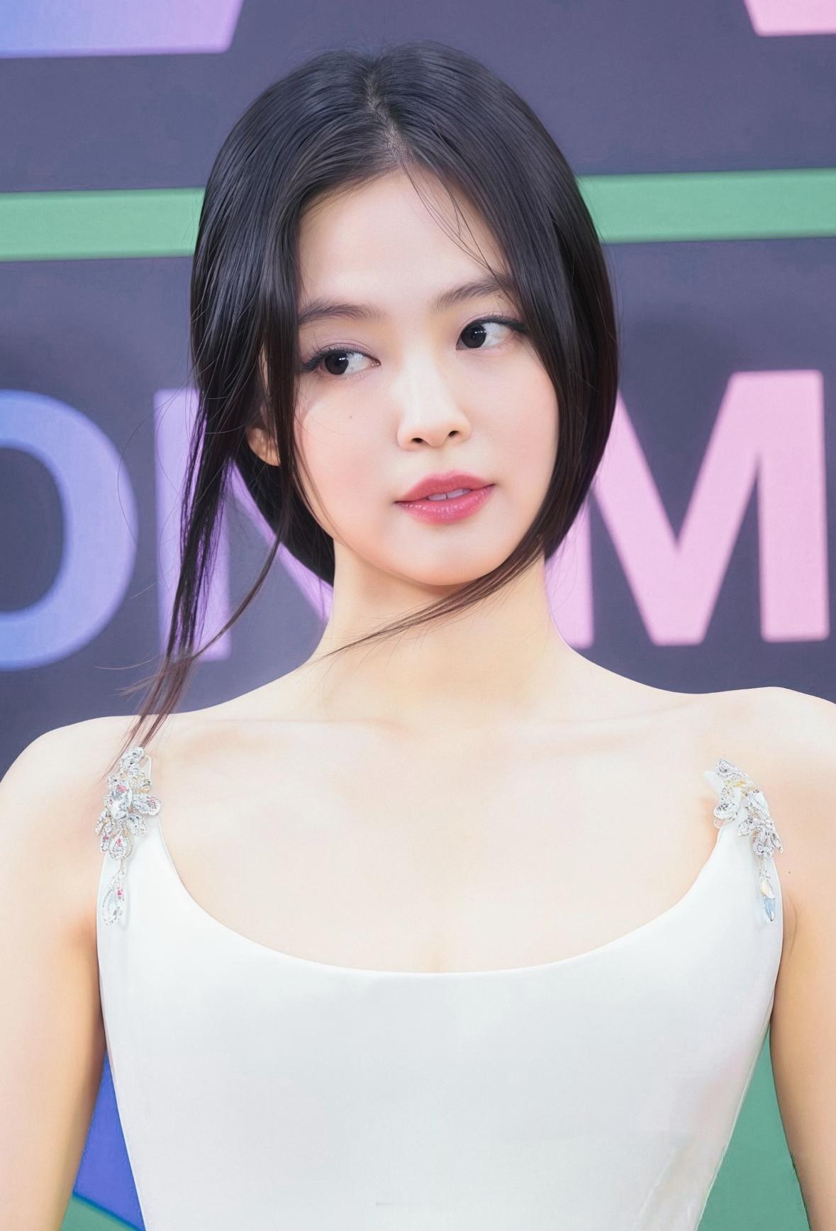 Jennie参加MMA颁奖典礼红毯造型，成熟知性好有韵味，这是妈妈级别的美吧！