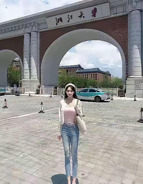 打卡江大校门，青春洋溢的一天！😊✨