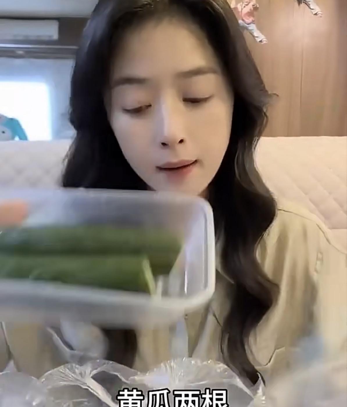 蒋欣的减脂餐对于普通人来说，其实并不算特别健康。虽然食材看起来挺丰富，有牛肉、鸡