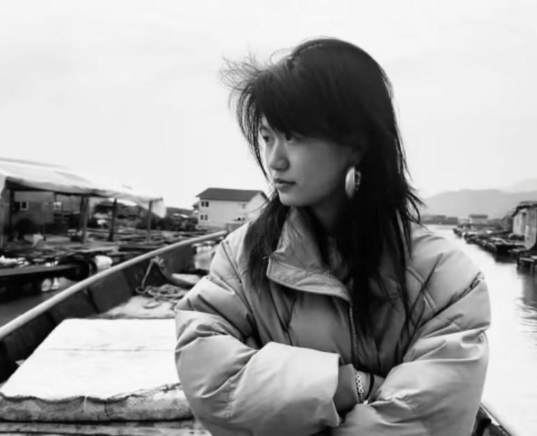 闺蜜在。印度同事在。她在哪？停了。43岁闺蜜。41岁印度同事。一部得奖