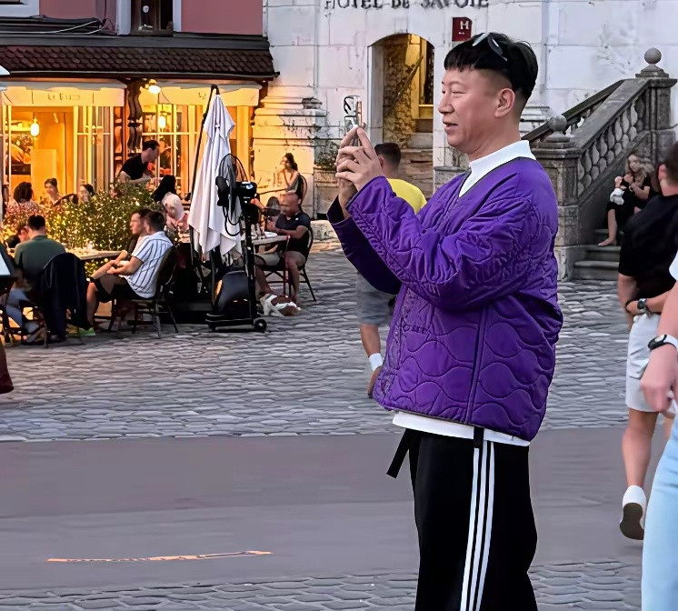 56岁孙红雷在国外街头被偶遇，全程耐心给老婆拍照，太宠了！