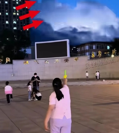 奇葩！黑龙江一女孩被自己的神力吓到尖叫！6月16日晚，黑龙江一女孩跟着妈妈在广场