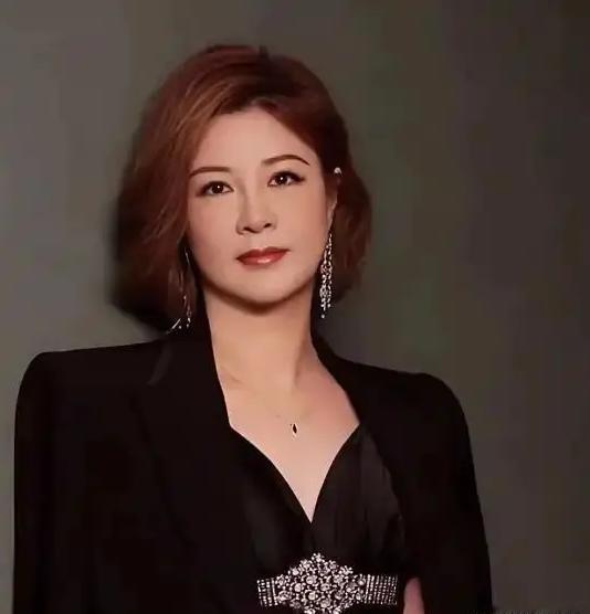 杜华现在怕是满心委屈，她签下几百名练习生，捧少男少女做青春偶像，砸上亿资金送海