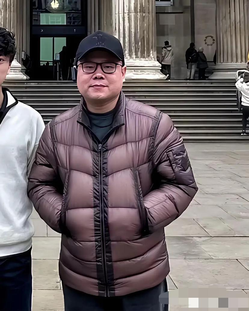 面相上看，越来越凶了！因为他觉得相声随便演，都有人叫好！现在他相声哪怕内容