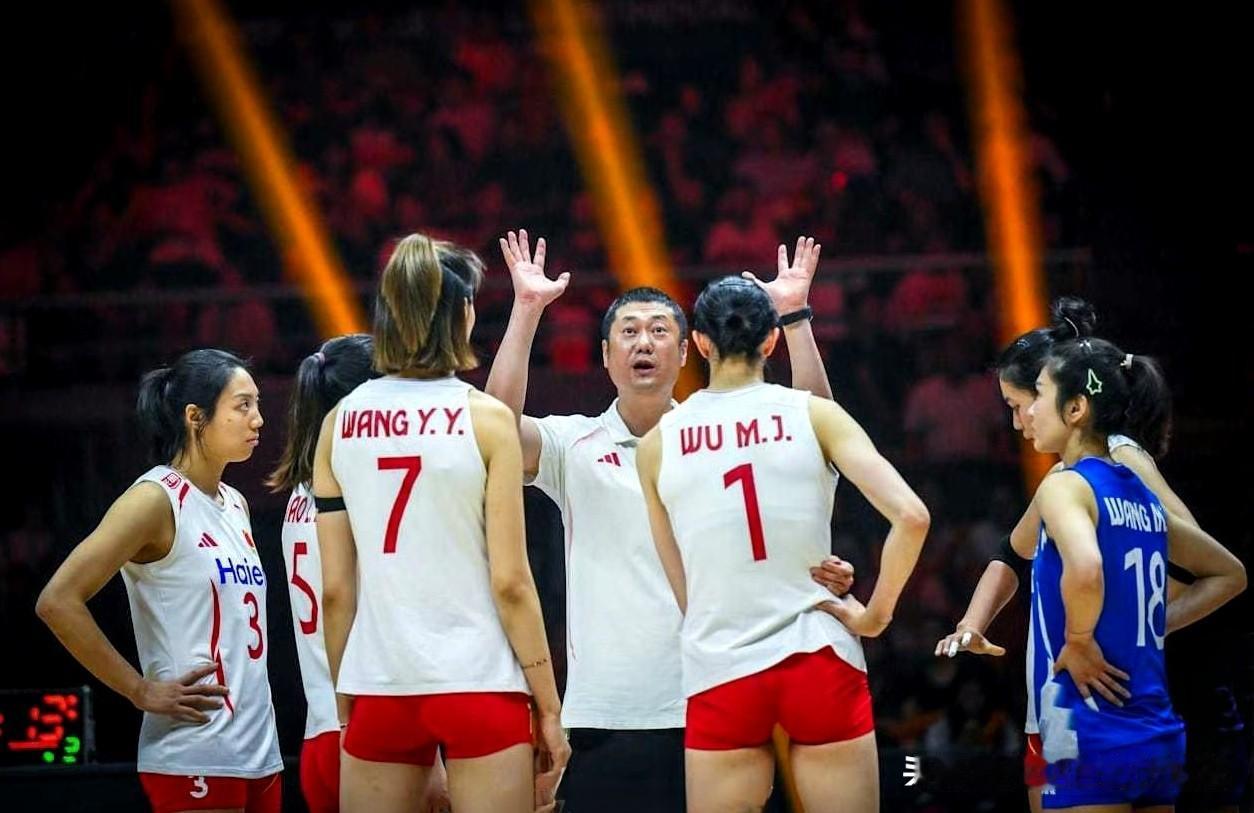 亚锦赛，女排历史一夜，3大神秘嘉宾现身颁奖，诞生5大不可思议1，第一时间获得