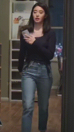 杨采钰紧身牛仔裤