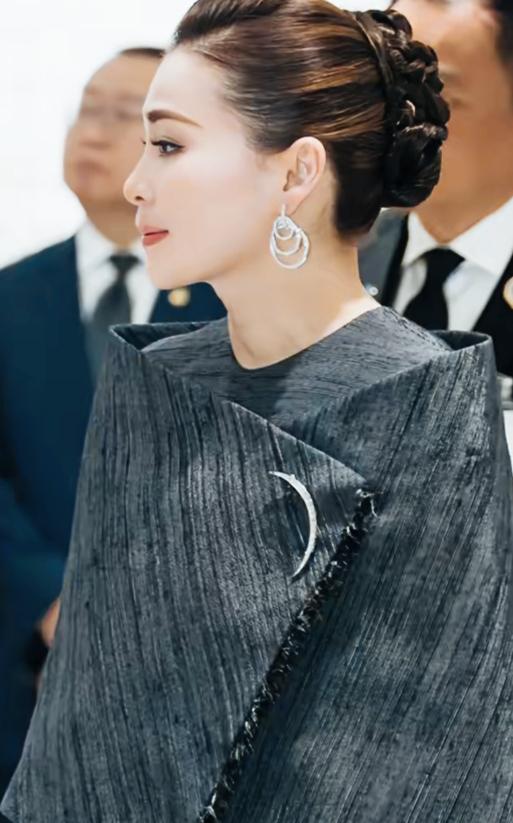 泰国王后苏提达这礼服造型太漂亮了！这礼服的造型跟苏提达优美的身材和气质完美契合