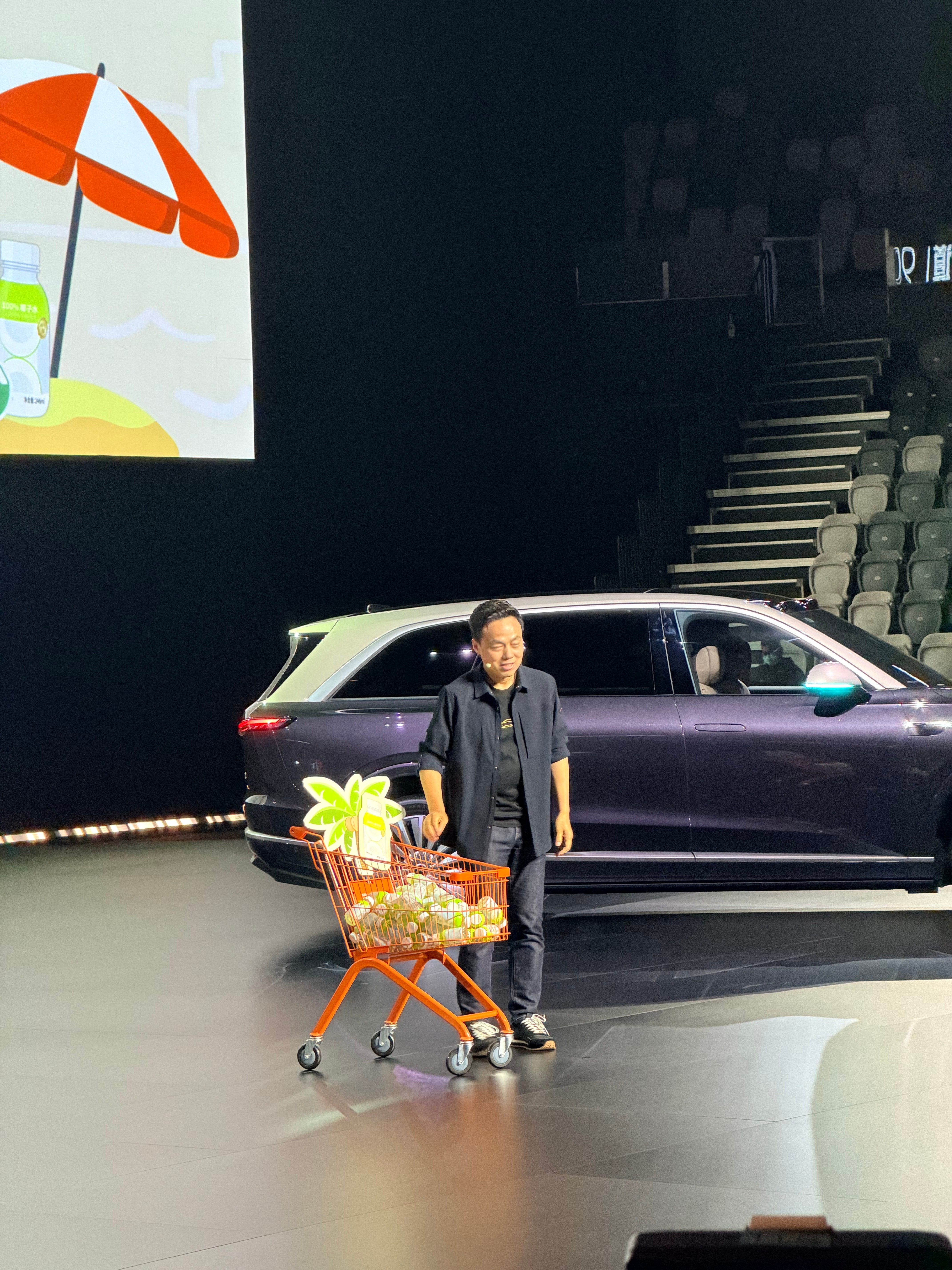 乐道l90后备箱冰箱可以装下60瓶椰子水，买车还送椰子水提示一下，乐道系统的名称