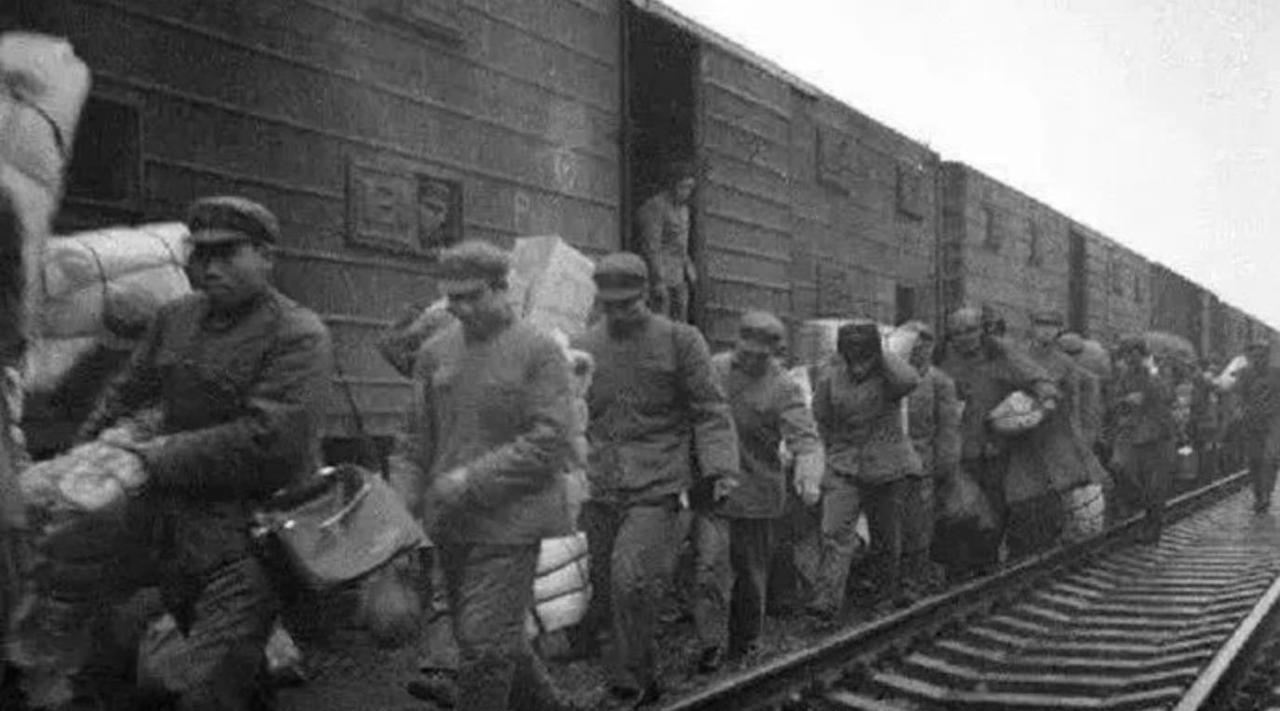 1982年初，基建工程兵撤销，有2万多名战士准备安置在深圳。深圳方面忧虑重重，担