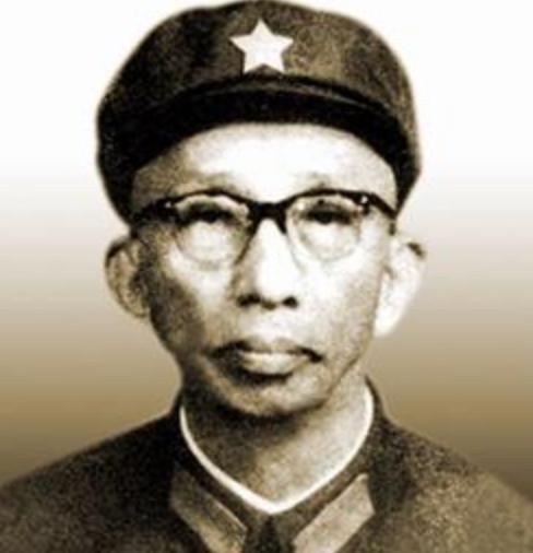 1955年，李迎希原本可以被授予中将军衔，却因一字之差降了一级，这让他感到委屈，