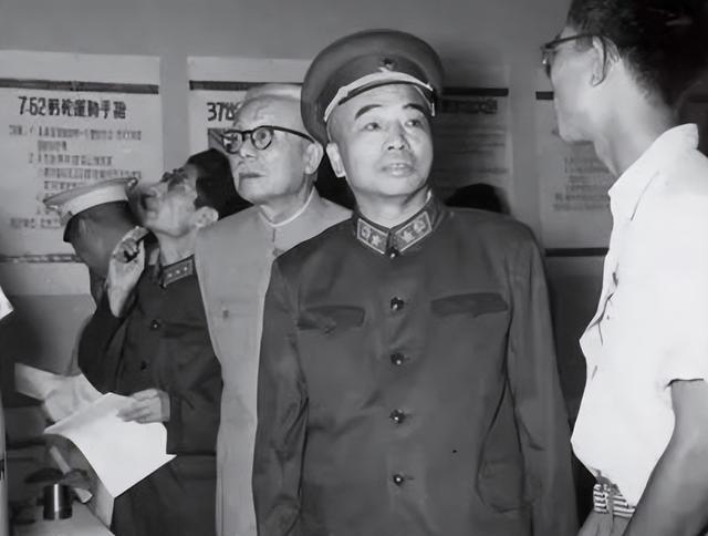 1952年，彭老总前往哈军工视察，陈赓院长陪同。见到空军工程系的1位学员时，彭老