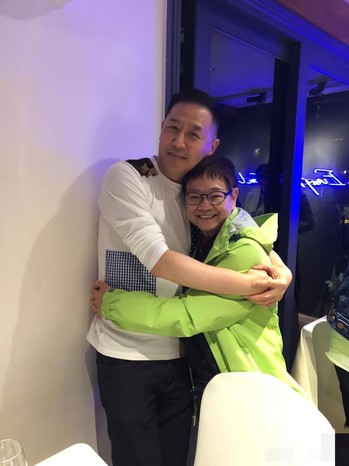 唐鹤德近照曝光，67岁老了胖了有白头发了，皮肤也粗糙了，好朋友不多，其中有汪曼玲