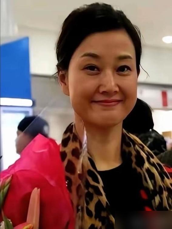 前几天梅兰芳大剧院，有人认出了她。​她住昌平别墅区，环山抱水，距市中心20分