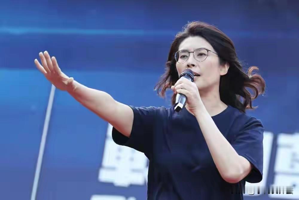 郑丽文赢了，但赵少康也埋了雷。赵少康这次算是把“蓝营内奸”四个字焊在身上了。