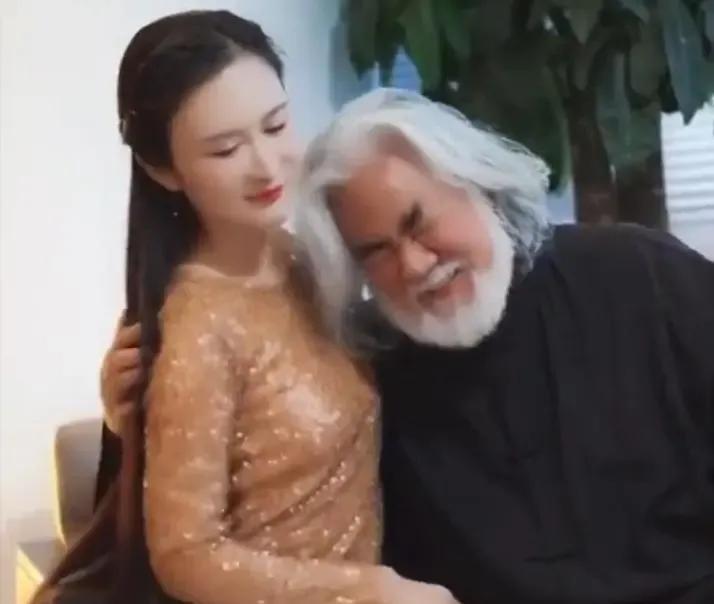 杜星霖怒骂张纪中：约会一身臭汗，身体不如小伙还脾气大人前是光鲜亮丽的富家太太杜