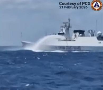 开炮真管用！中国海警船果断开炮，菲律宾50多艘舰船立即鸟兽散，夺命而逃！什么