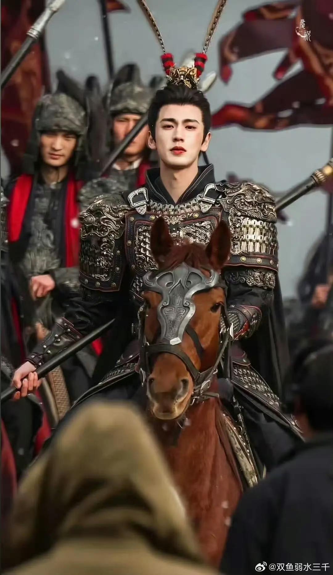 要说近期颜值与质感双在线的剧，《逐玉》真的太惊艳了！张凌赫出圈的雉鸡翎造型看着像