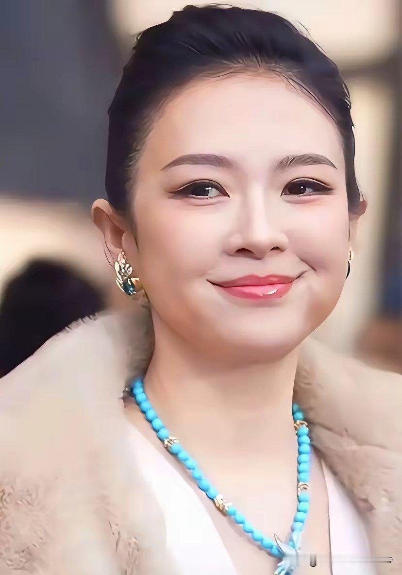 魅力不魅力的不清楚，这两个是一个人吗？