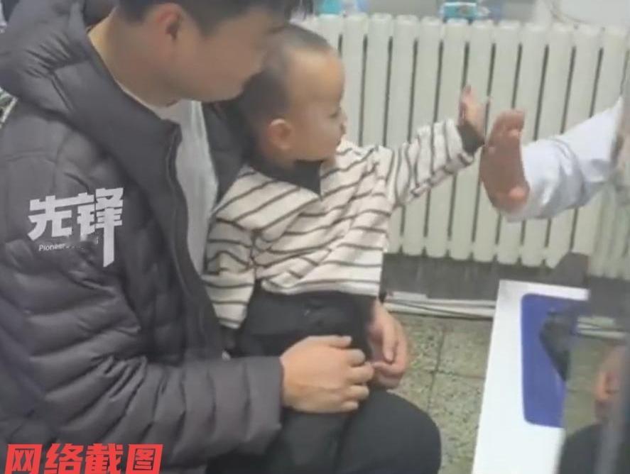 河北廊坊有年轻爸妈，带着自己才一岁的孩子来医院看病。只是孩子似乎不愿意来医院