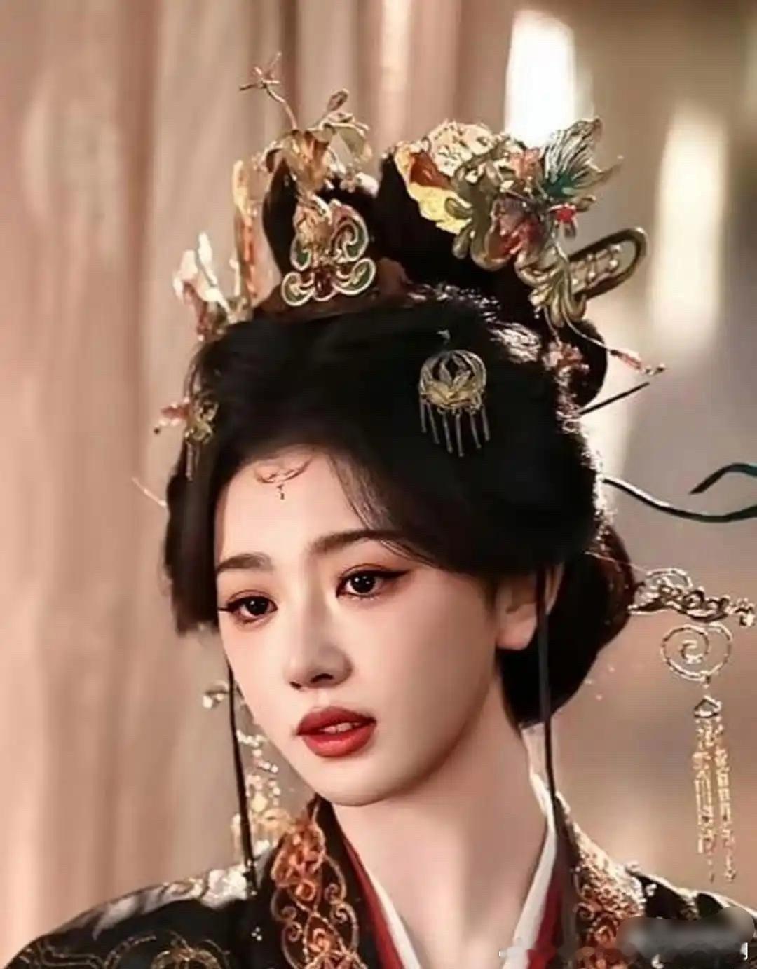 6.6亿播放量的大IP，郭敬明原本定的女主赵露思，最后换成了孔雪儿。一开始传女主
