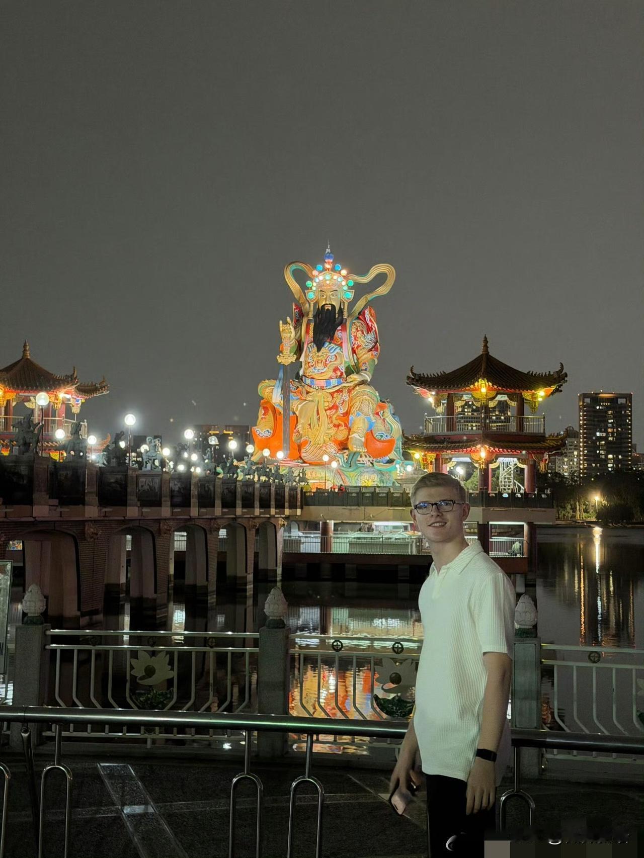 小布也要来成都了。看到小布更新了动态：“在台湾度过了四天紧凑又充实的时光，特别