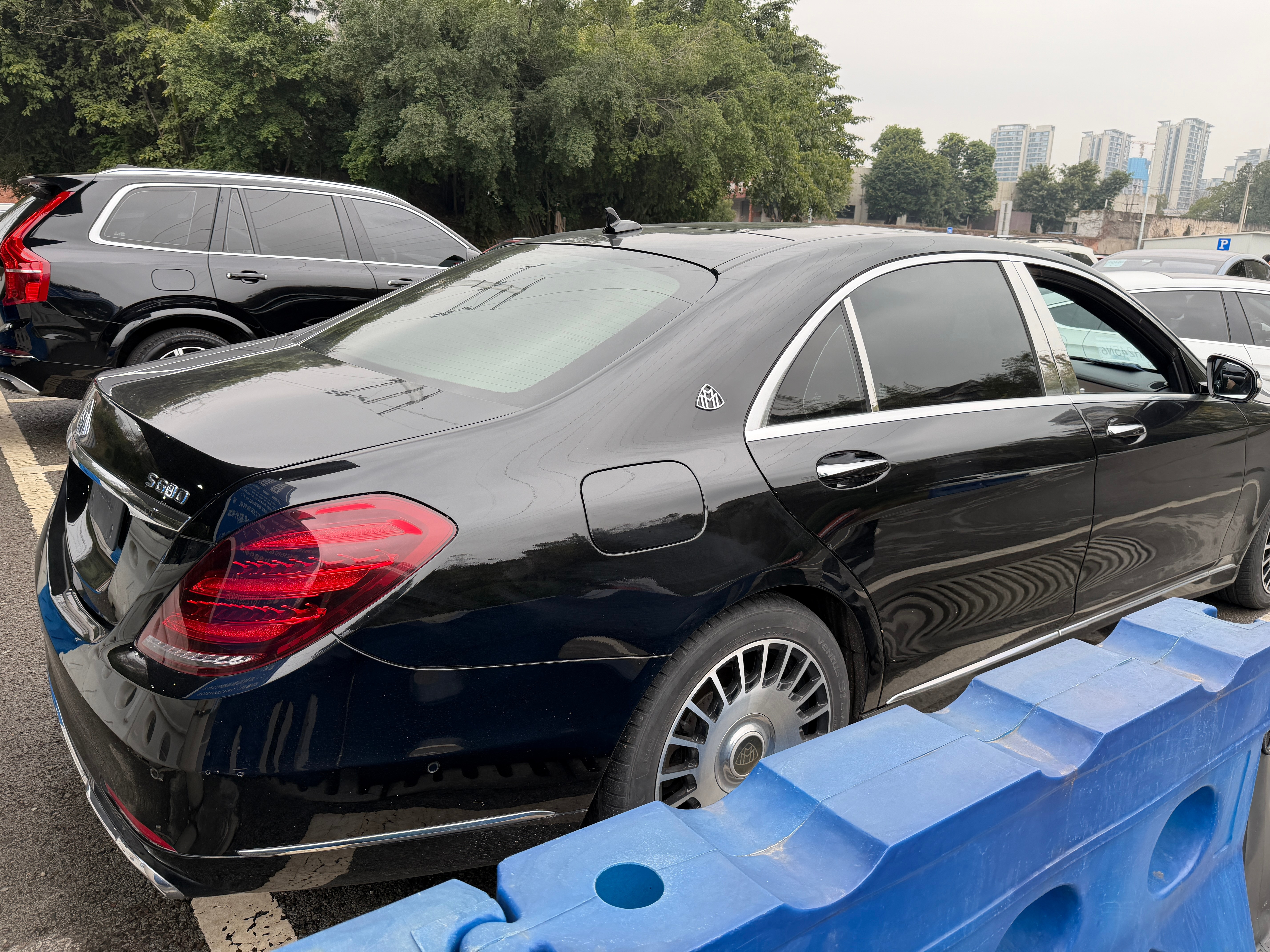 车管所上牌偶遇S680车友、你无需多言迈巴赫会替你发炎