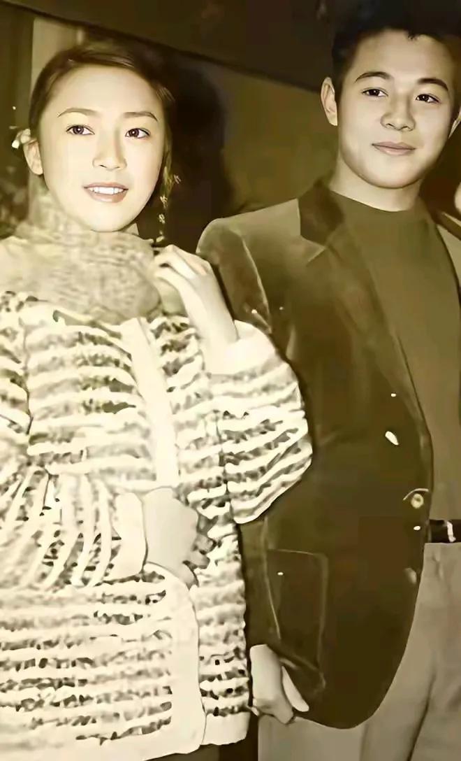 李连杰一定是爱过黄秋燕的，这么美的女人是他的初恋结发妻，他不可能没爱过。只是后来