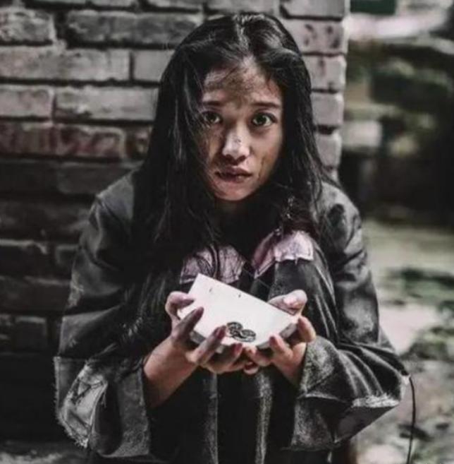 1977年，北京知青谢炳义买了两碗面送给一名女乞丐。没想到，女子竟然一直跟在他身