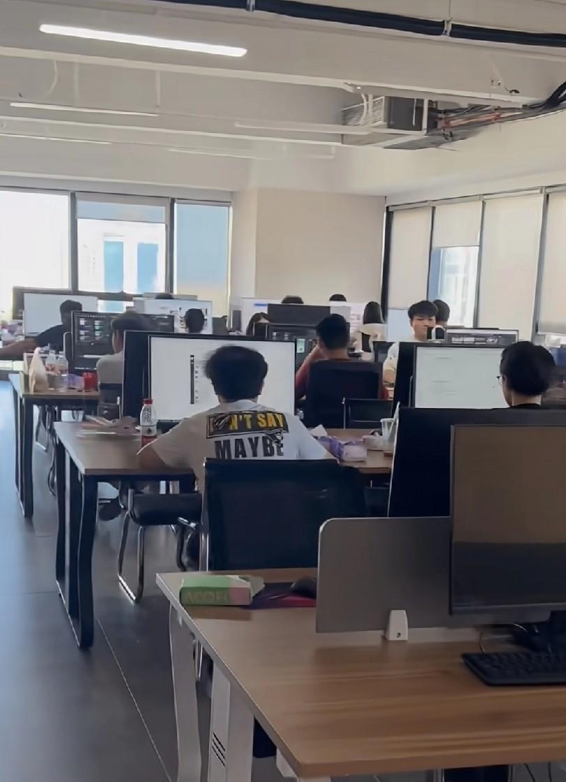 今天跟着技术部门旁听了他们的周会，突然理解了为什么部门一个老兄是部门的背C第一人