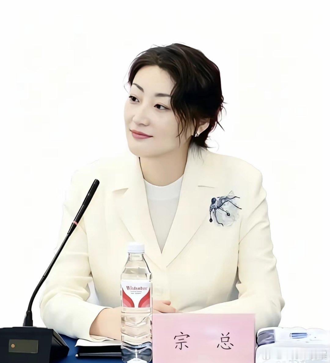 大家发现了没有？宗馥莉越来越不对劲了，不是说她容貌变老不好看了，而是整体的模样