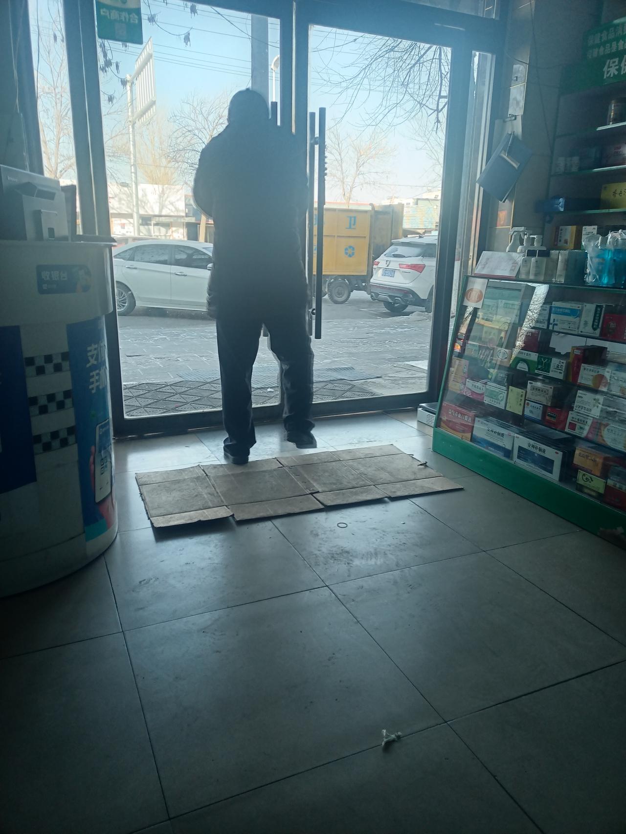 戴着帽子捂着口罩的老赵刚走到药店门口，一头撞上买完药的老李，转身走已然来不及了，