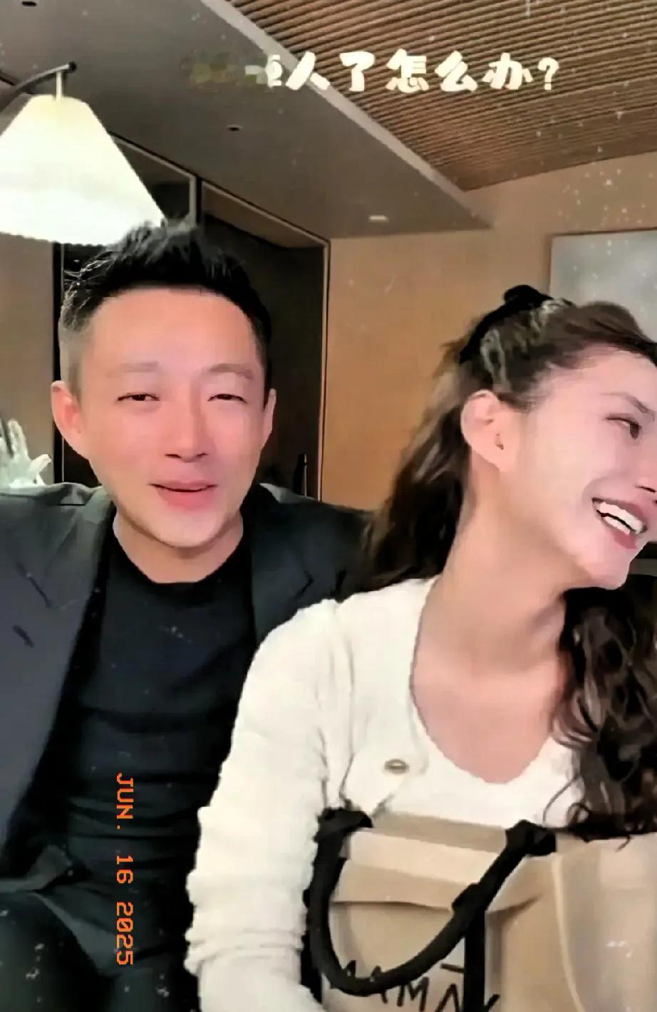 小汪总直播的时候突然要去上厕所，小玥儿机智救场。小汪总直播时，他突然想上厕所
