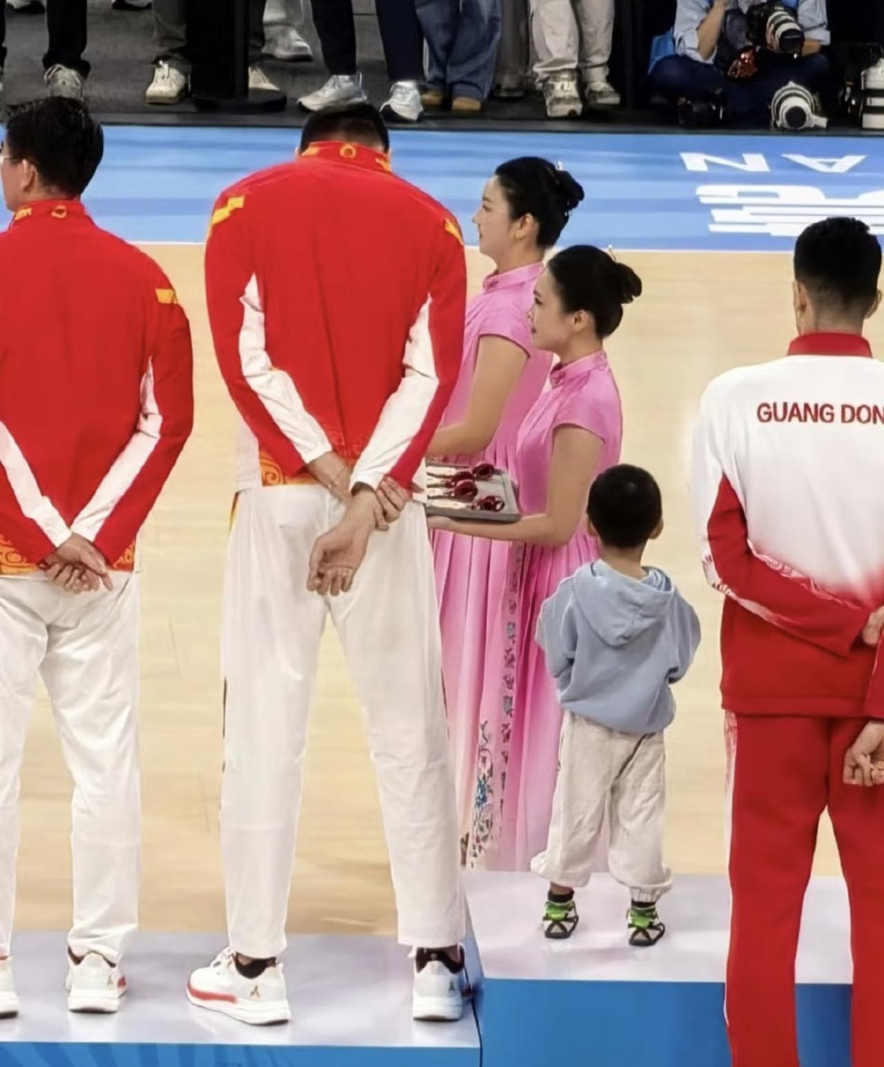 你怎么看待周琦领着孩子上台领奖？周琦带着他的小儿子登台领奖了，小儿子貌似不喜欢铜