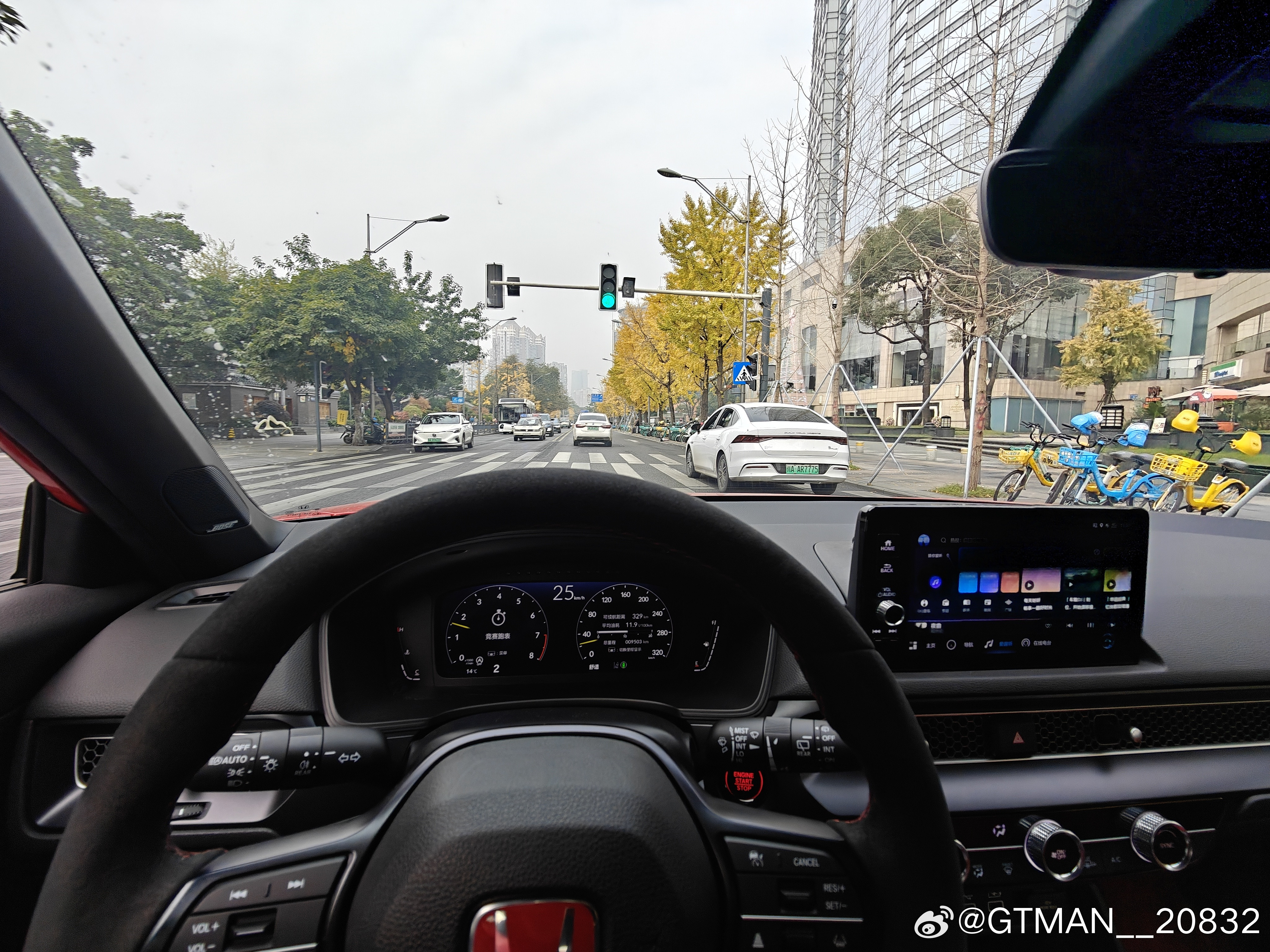 不是高峰期开手动去市中心也很轻松，吃碗素椒，整杯咖啡，成都的生活太巴适了。