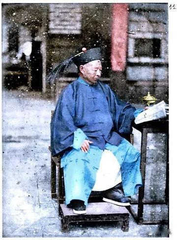 1877年，新疆喀什城下，左宗棠面对上万俘虏，毫不犹豫地下令：“降者亦杀！”一语