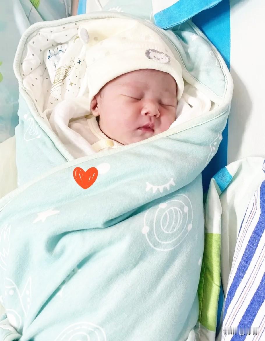 我大嫂刚生完宝宝，大哥立刻在家族群里报喜了！我赶紧私发问他：“是男孩还是女孩