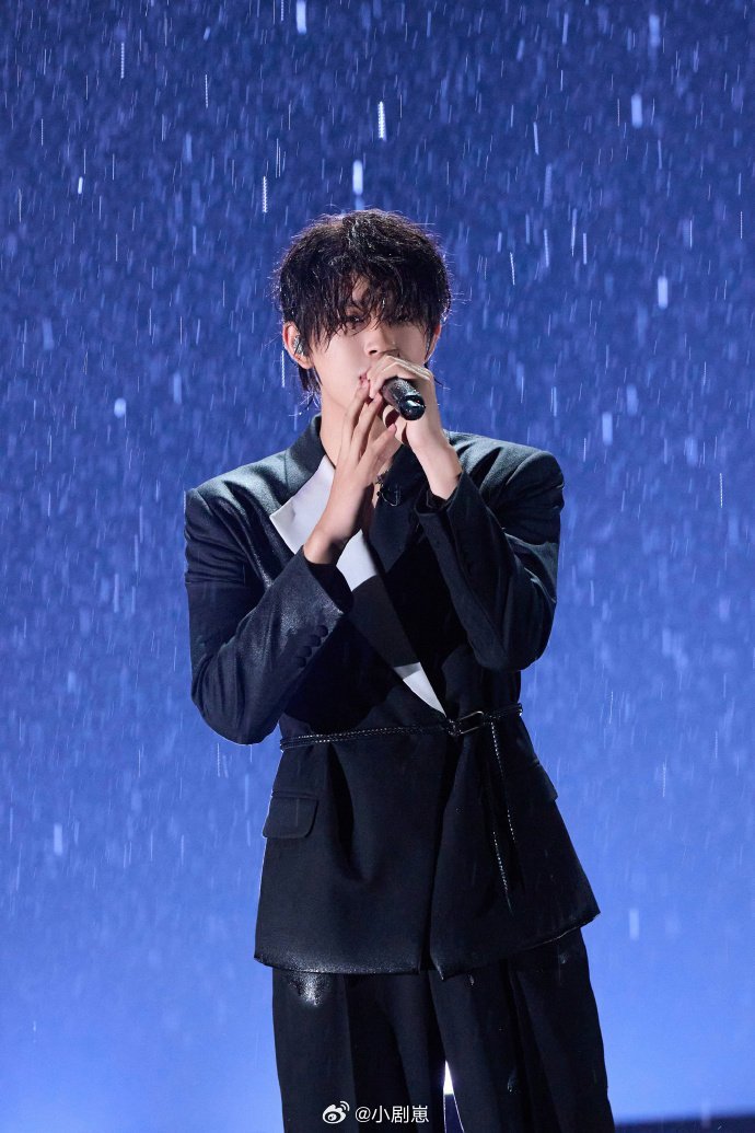 张极变成被淋湿的狗狗了张极淋雨后像修勾实锤！《连名带姓》舞台湿发裹着光，唱歌稳还