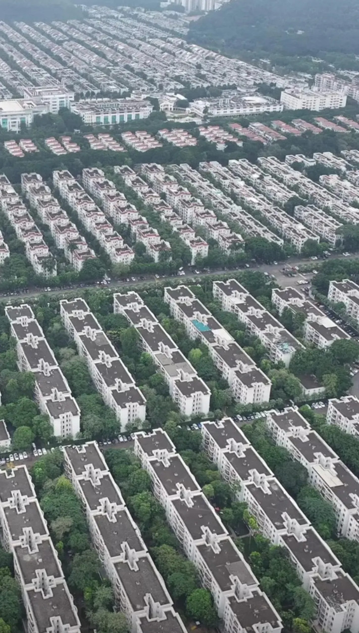 亚洲第一大村庄，广州祈福新村，他大到什么程度，占地面积约500万平方米，常住人口
