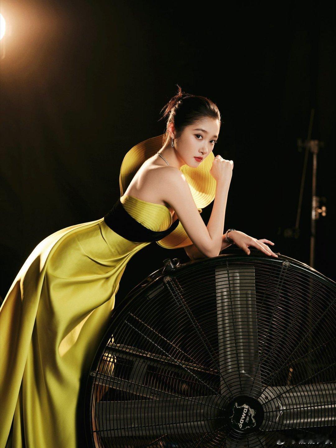 关晓彤一袭绿意，优雅绽放。关晓彤的复古魅力，点亮每一个瞬间。