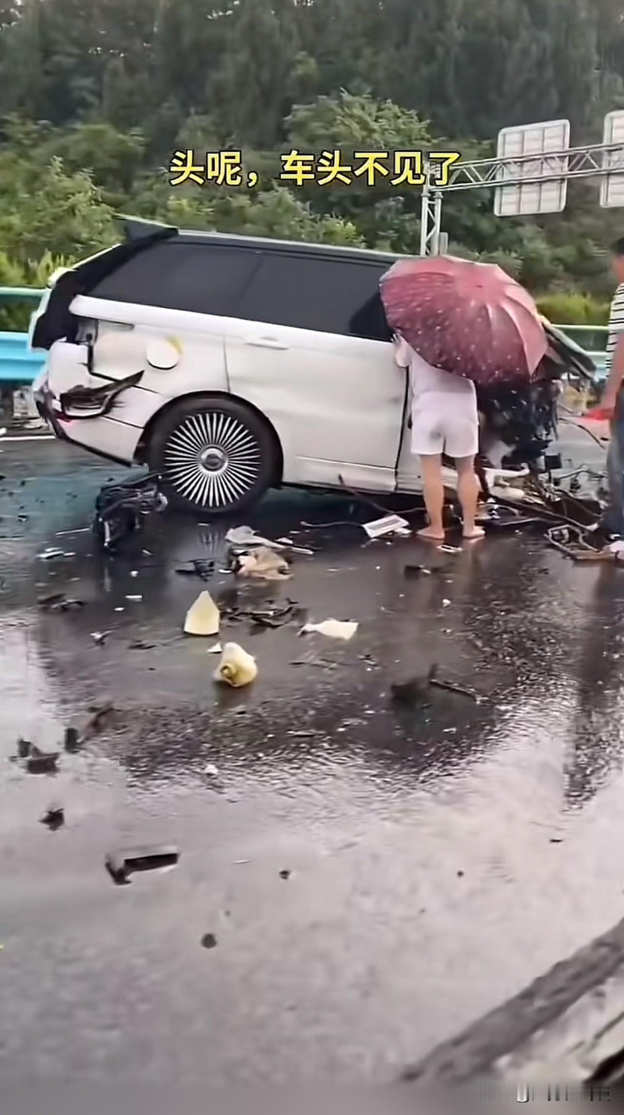 好家伙，车祸没少见，这么严重的还是太少了。车头直接撞没了，从前面乍一看还以为