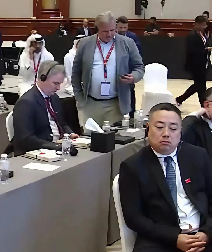 刘国梁真不想陪这帮人玩了。他失去了表情管理，也许心里在想：过家家似的。没有一个懂