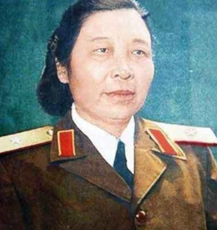 1955年，开国女将军李贞回乡探亲，遇到了打骂她的第一任丈夫古老三，当二人再相见