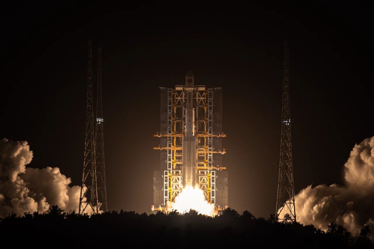 11月30日20时20分，由一院研制的长征七号A运载火箭在文昌航天发射场点火起飞