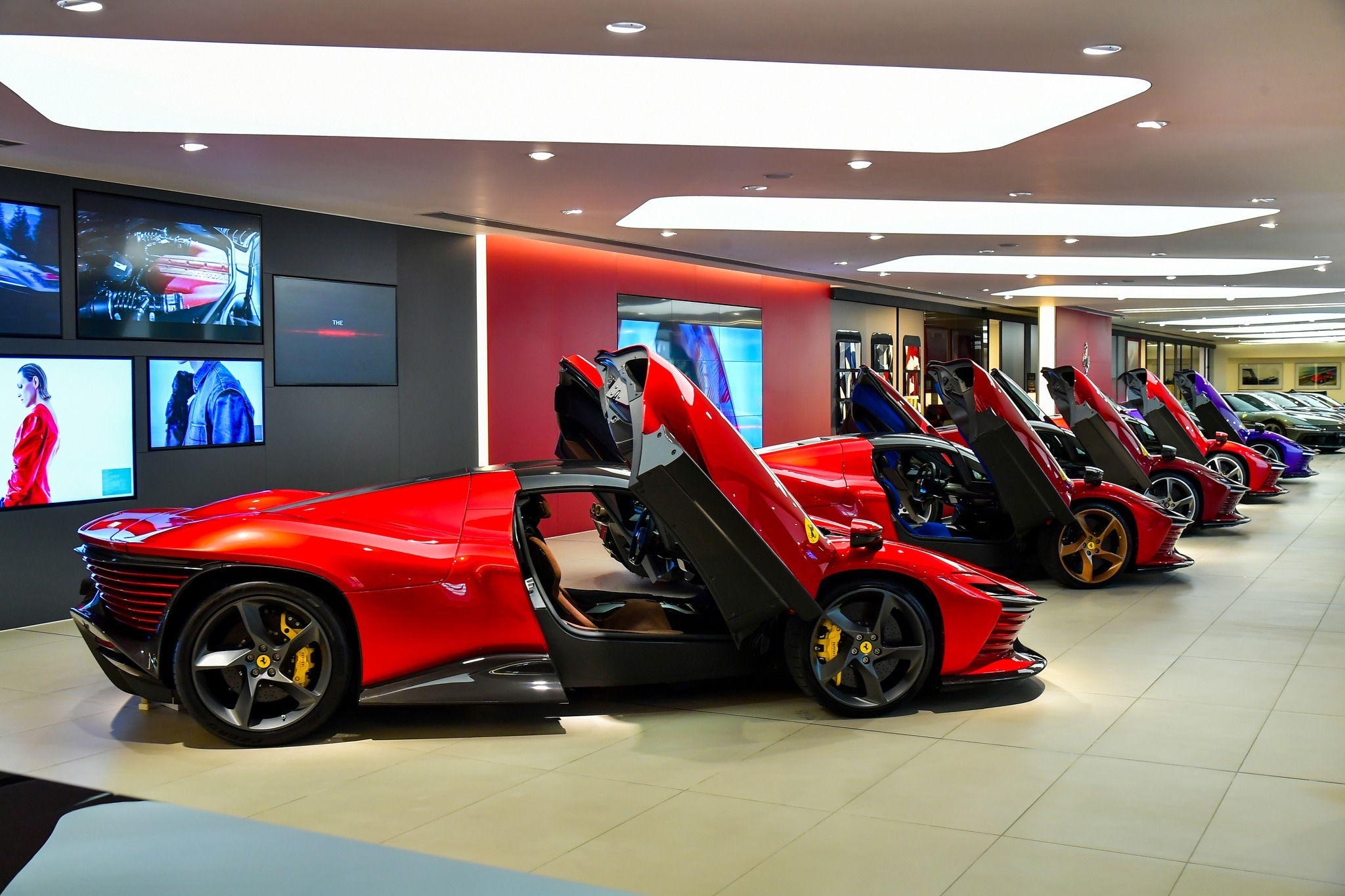 FerrariDaytonaSP3法拉利场面太过于震撼！SP3能不能动摇L