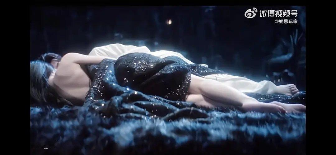 鞠婧祎是用了替身吗？一米六不到把田嘉瑞一米八遮得严严实实的。。