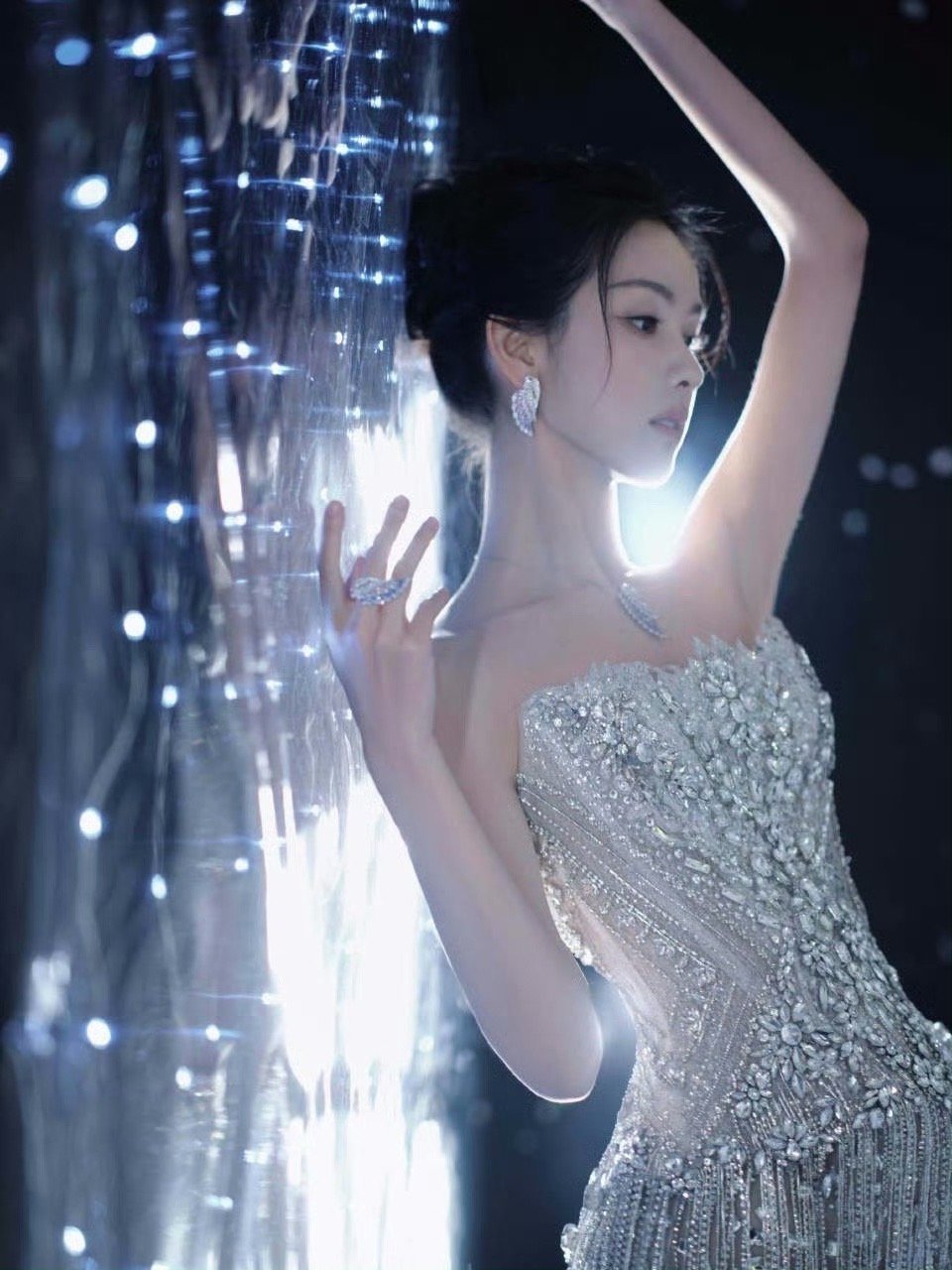 陈都灵出图🈶，碎钻礼裙在黑幕前闪得晃眼！流苏置景衬得她像坠入星海的精灵，肩颈线