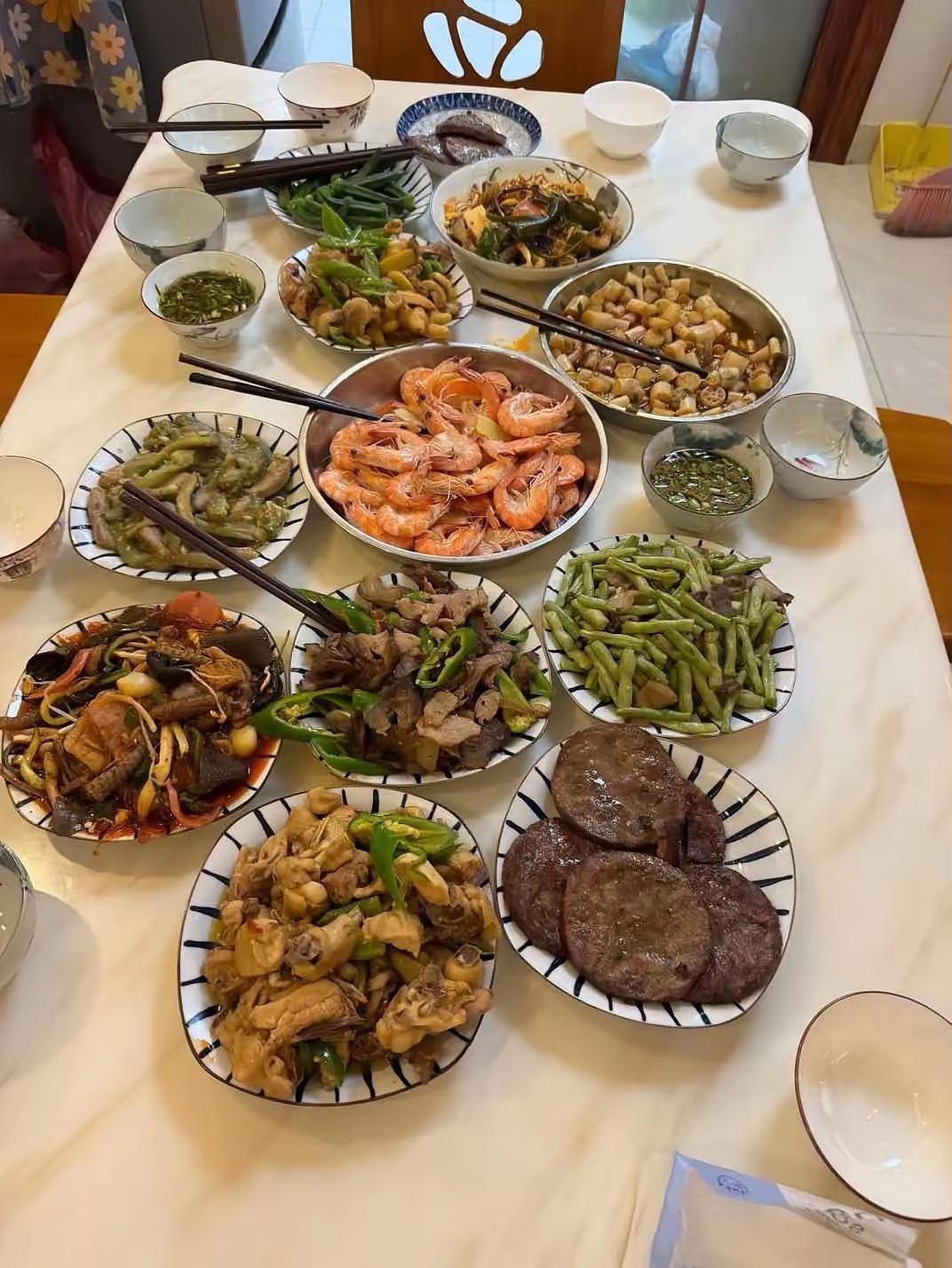昨晚去朋友家，朋友自己做的晚饭，真的是太丰富了！